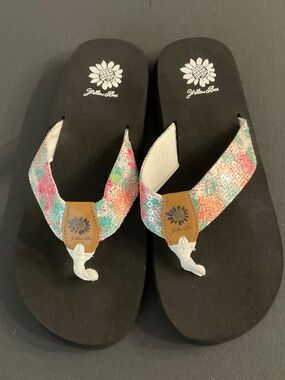 NWOT- Yellowbox Flip Flops